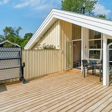 Vamika - 300m From The Sea By Interhome